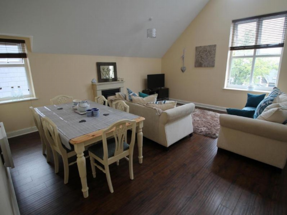 Ashgrove Court Penthouse's by Cardiff Holiday Homes Image 10