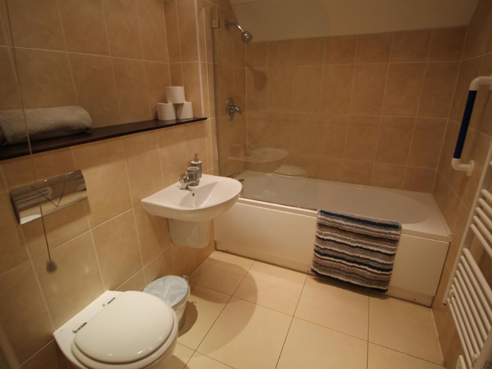 Ashgrove Court Penthouse's by Cardiff Holiday Homes Image 16