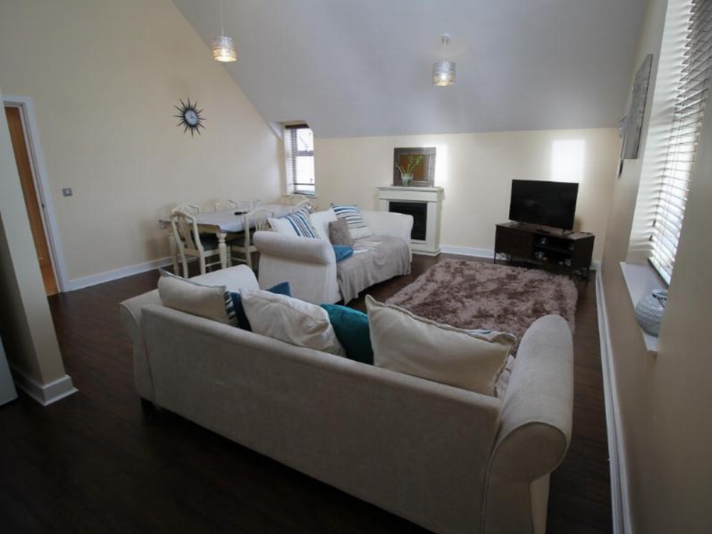 Ashgrove Court Penthouse's by Cardiff Holiday Homes Image 19